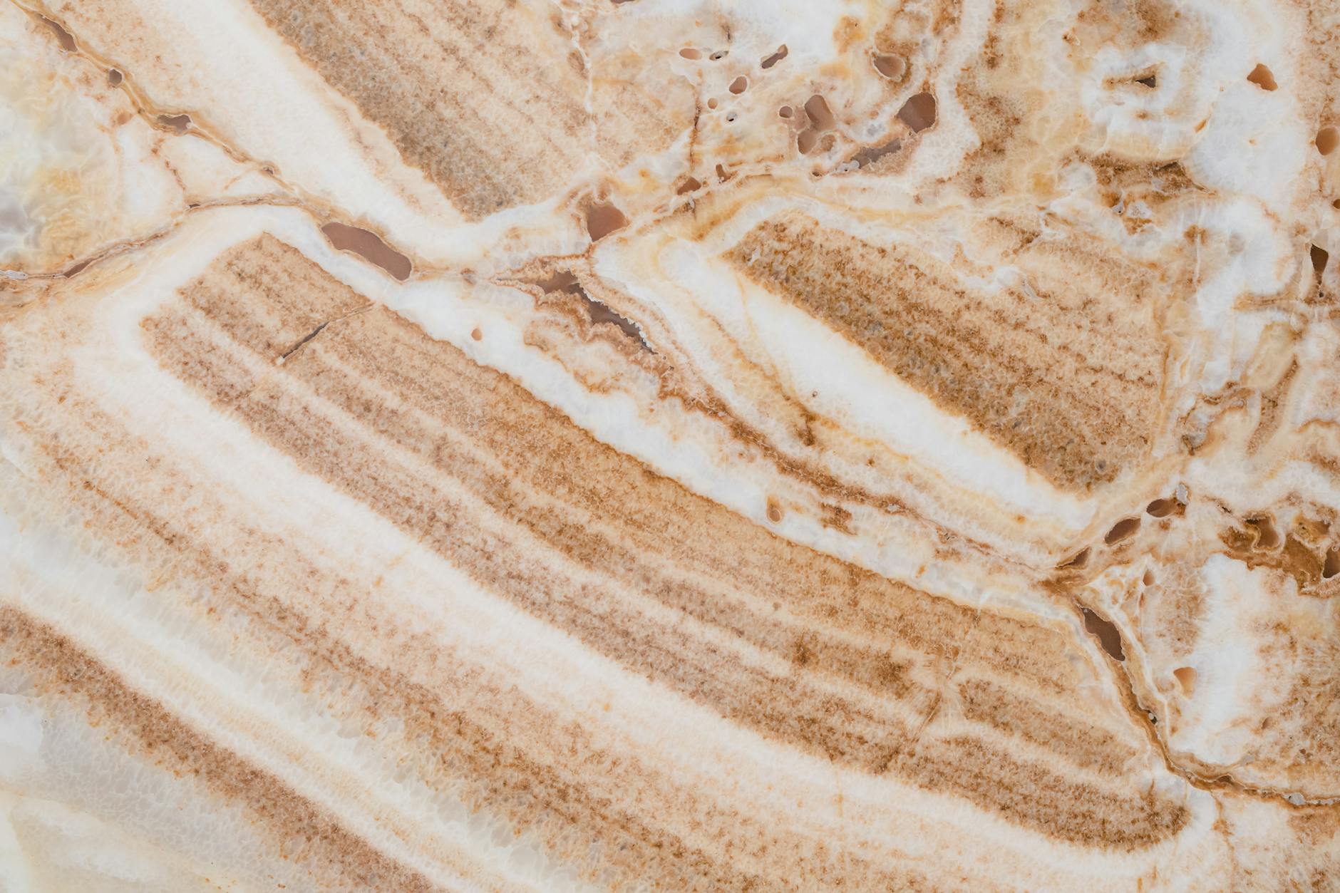 همه آنچه باید درباره سنگ چینی بدانید: ویژگی‌ها و کاربردها