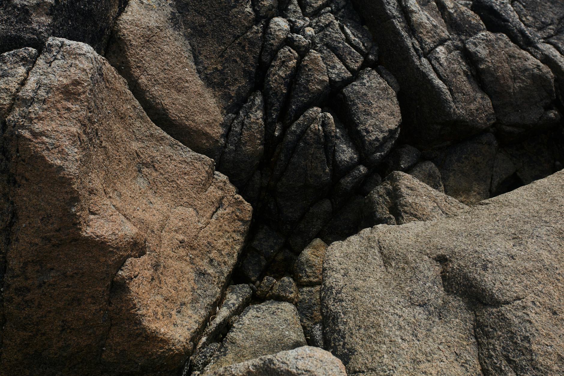 گرانیت: غول آذرین، راهنمای جامع مقاومت و زیبایی در معماری