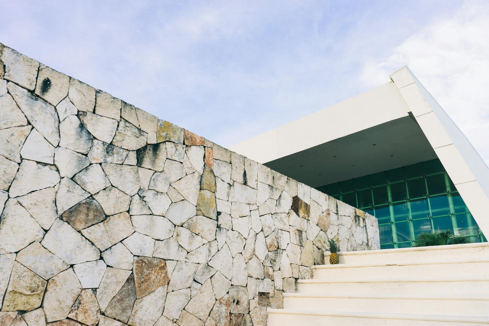 راهنمای کامل و تخصصی درباره سنگ محوطه: ویژگی‌ها، کاربردها و انتخاب مناسب