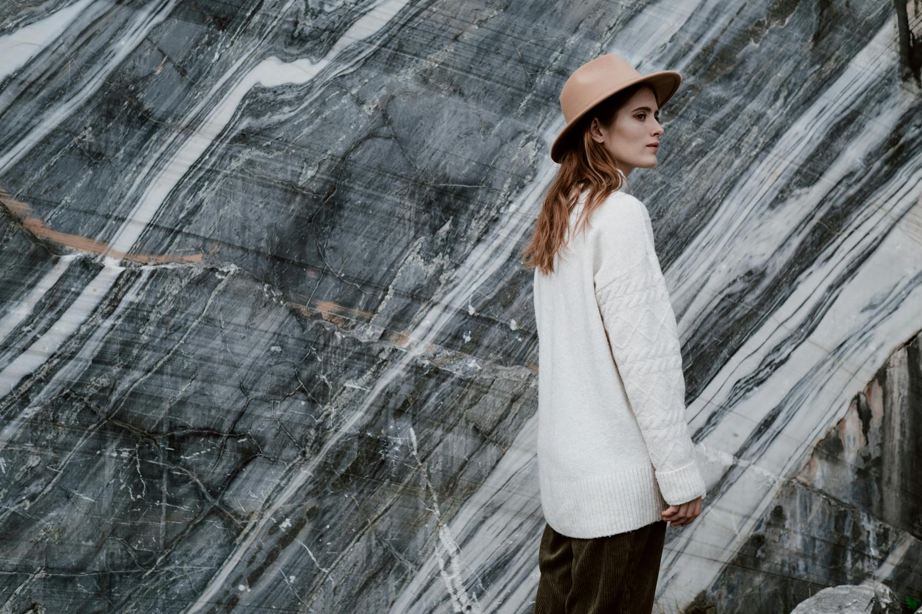 راهنمای جامع و تخصصی سنگ مرمریت: ویژگی‌ها، کاربردها و مزایا