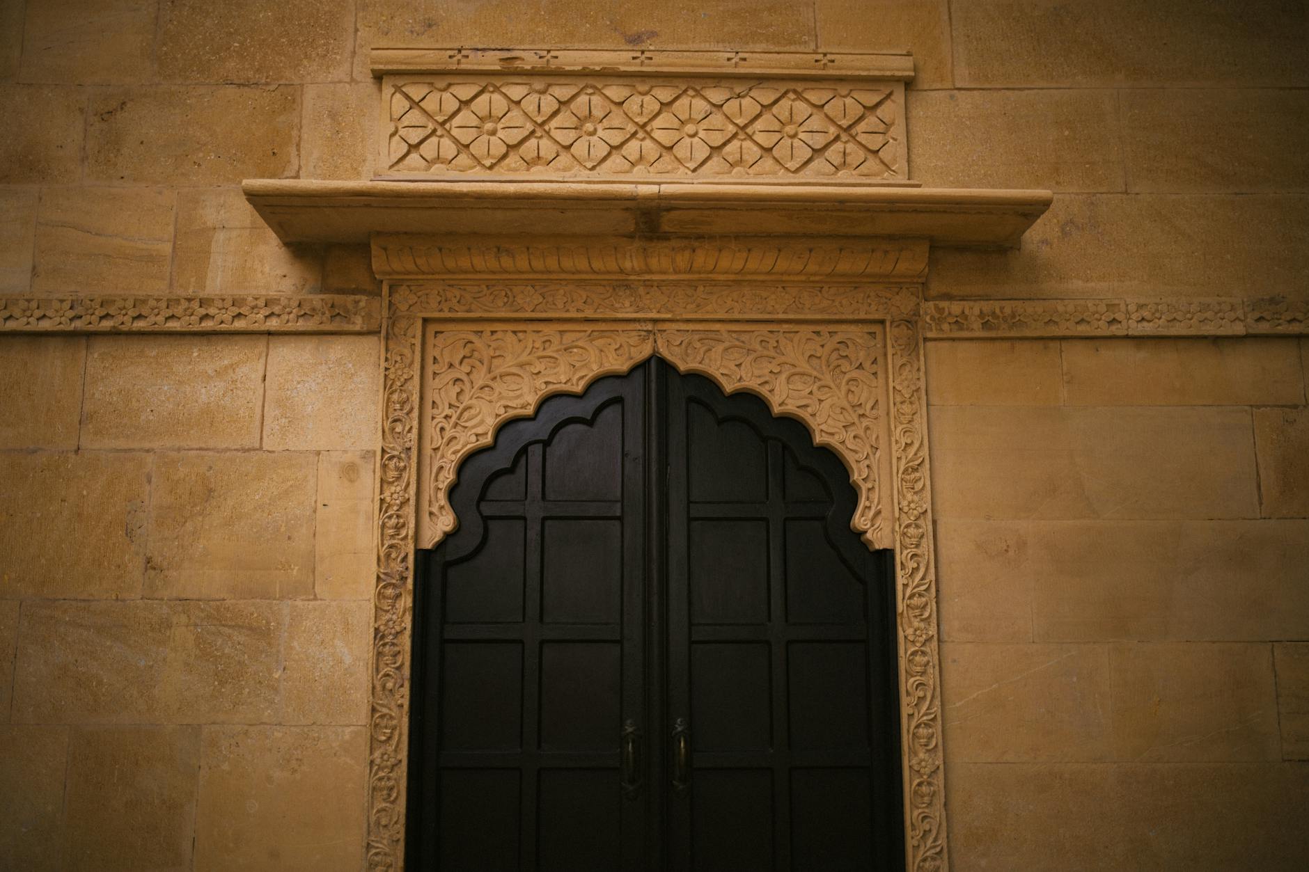 همه چیز درباره سنگ سنداستون: ویژگی‌ها، کاربردها و مزایای آن