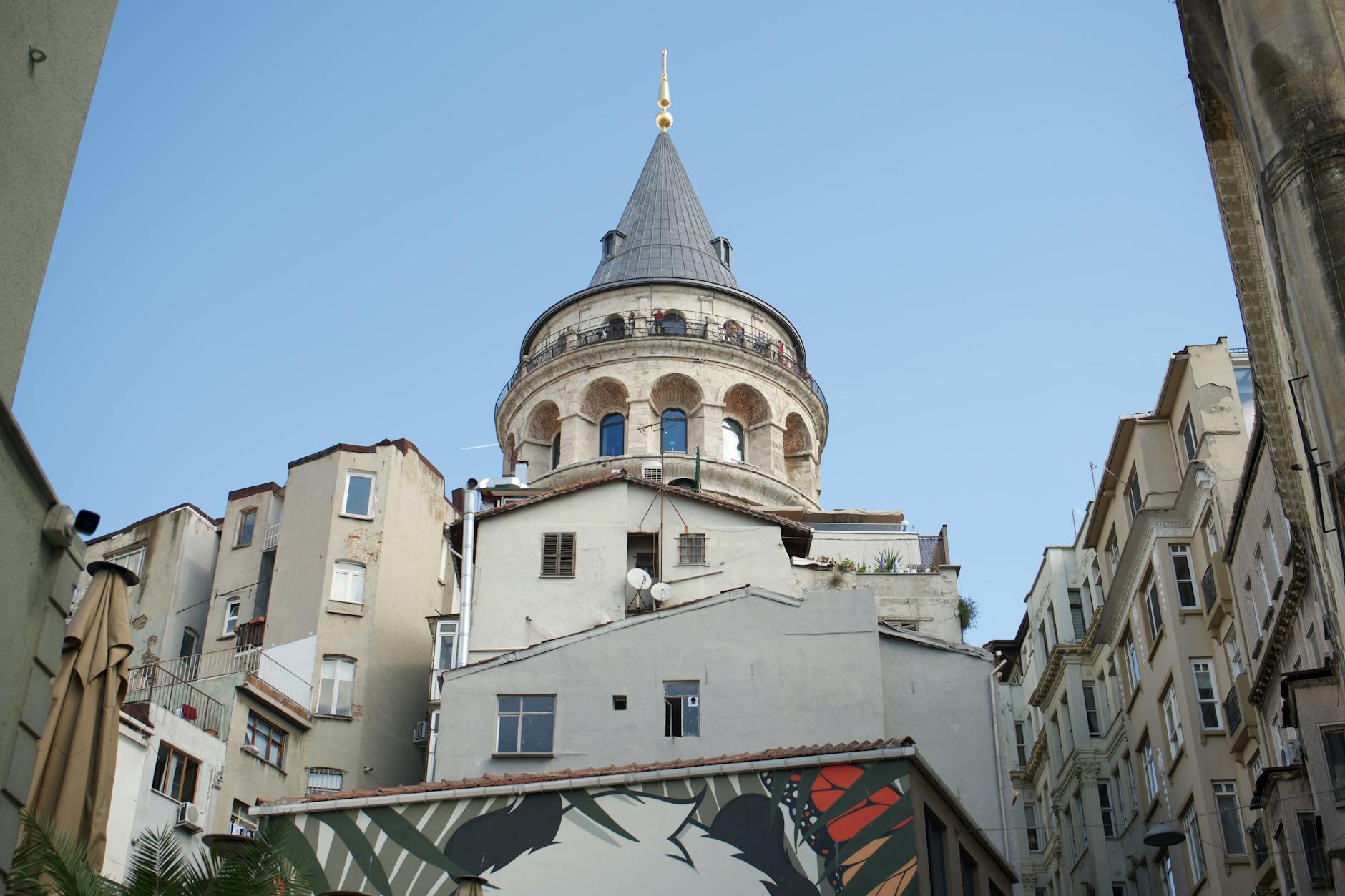 سنداستون: راهنمای جامع سنگ آذرین برای نما و دکوراسیون