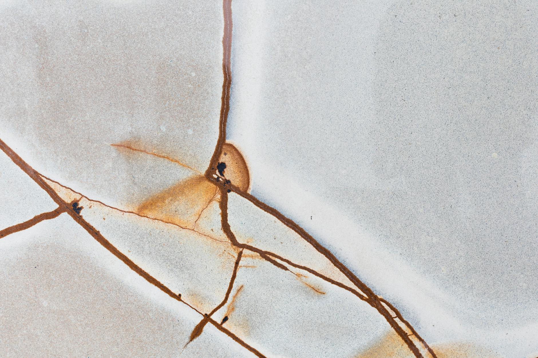 راهنمای جامع و تخصصی درباره سنگ سنداستون: ویژگی‌ها و کاربردهای آن