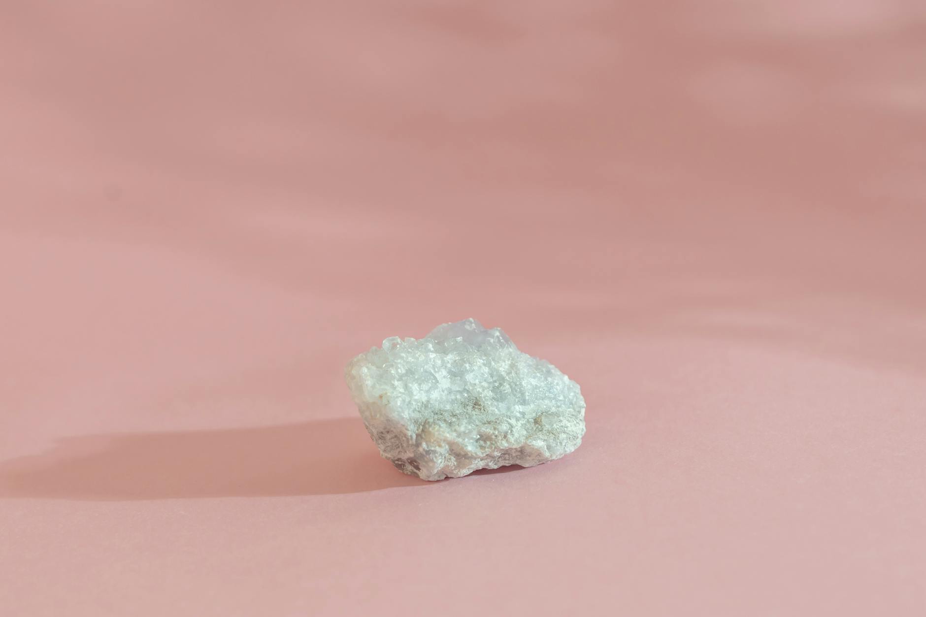 ترامیت: راهنمای جامع انتخاب و کاربرد سنگ طبیعی با جلوه‌ای خاص و مقاومت بالا