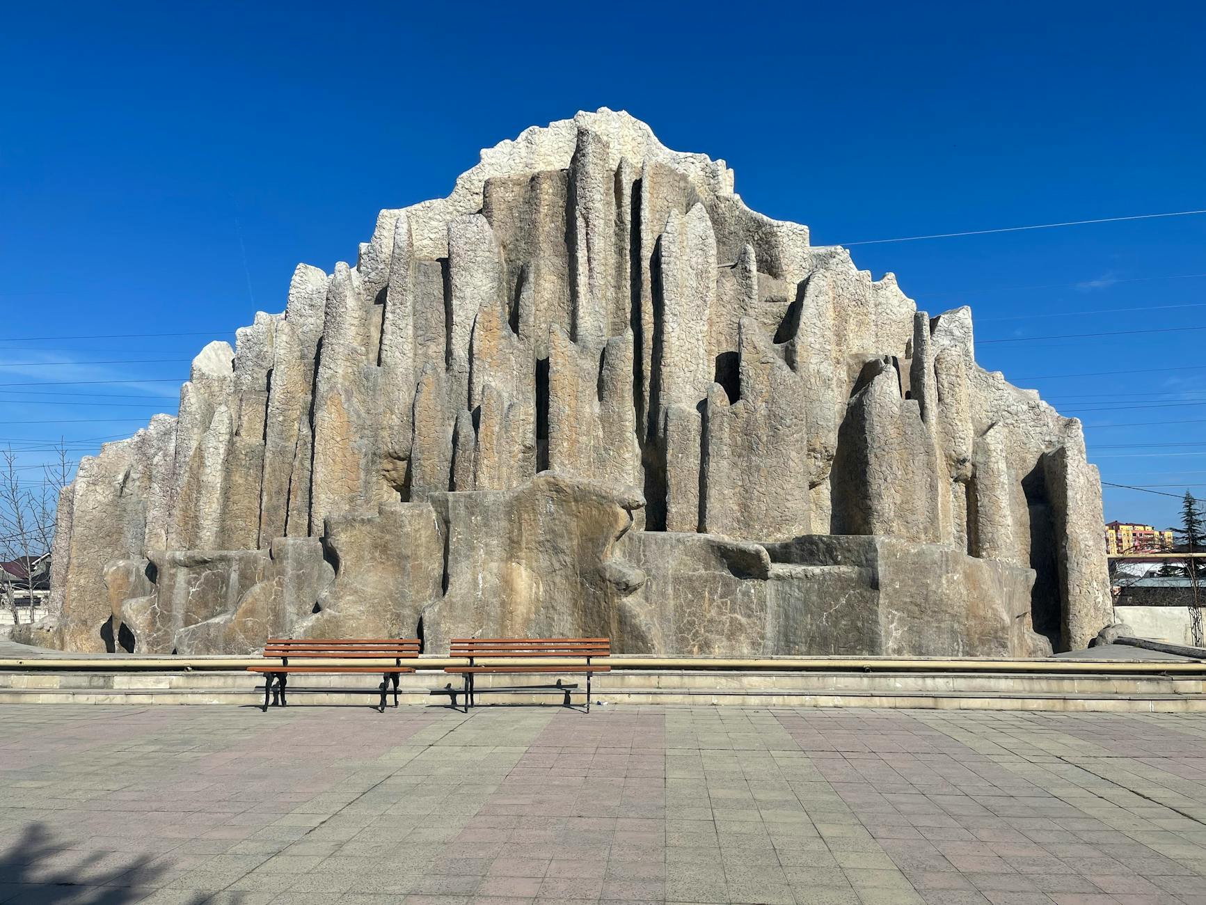 آشنایی با سنگ ترااونیکس: ویژگی‌ها، کاربردها و مزایای آن