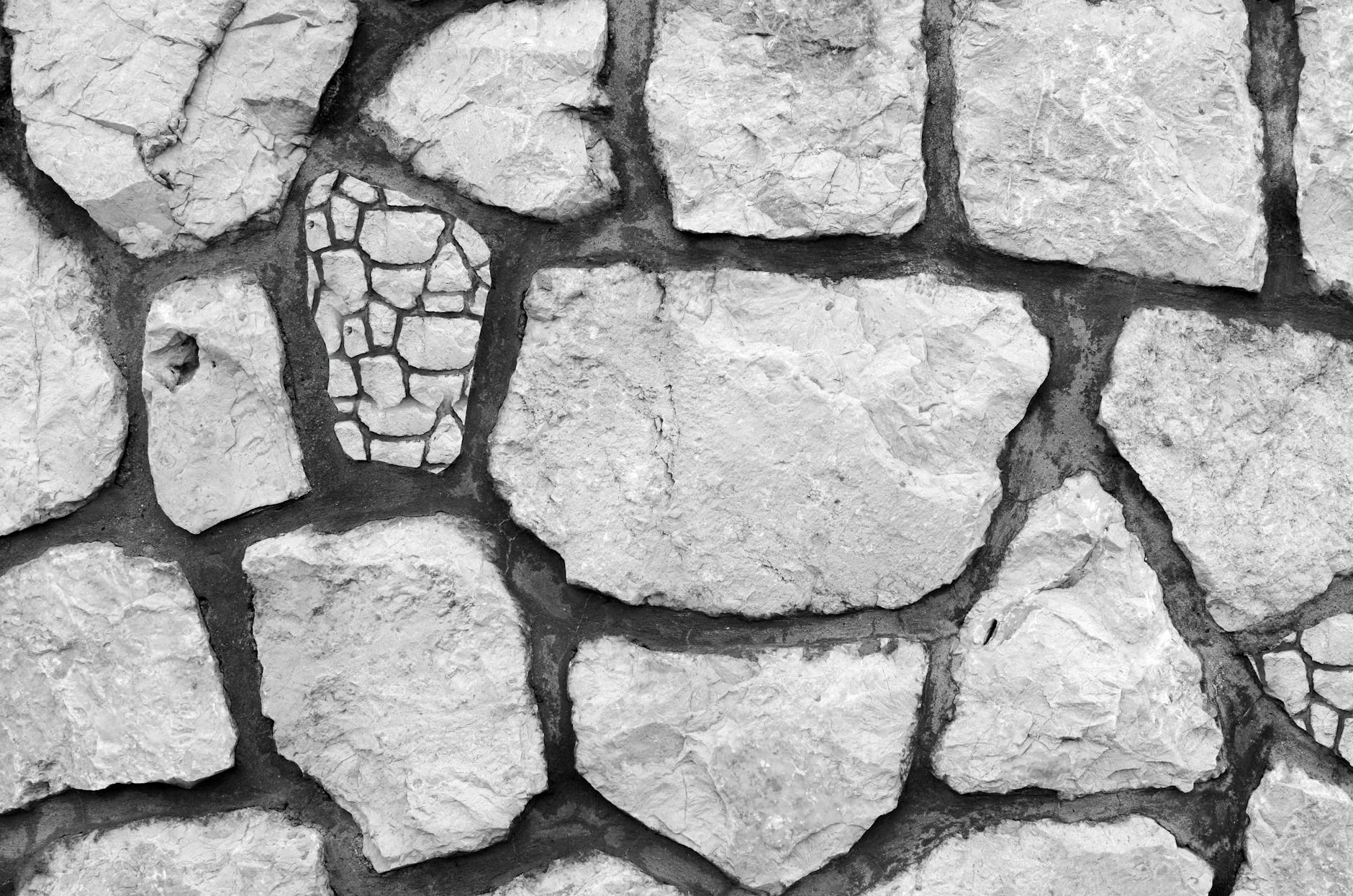 سنگ تراورتن: راهنمای کامل از ویژگی‌ها، انواع تا کاربردهای نما و محوطه