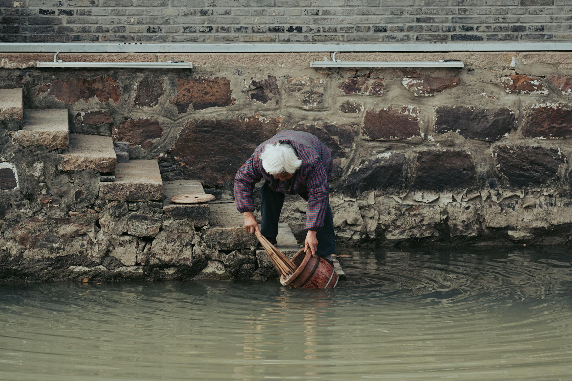 تراورتن: راهنمای جامع و تخصصی درباره ویژگی‌ها و کاربردهای این سنگ زیبا