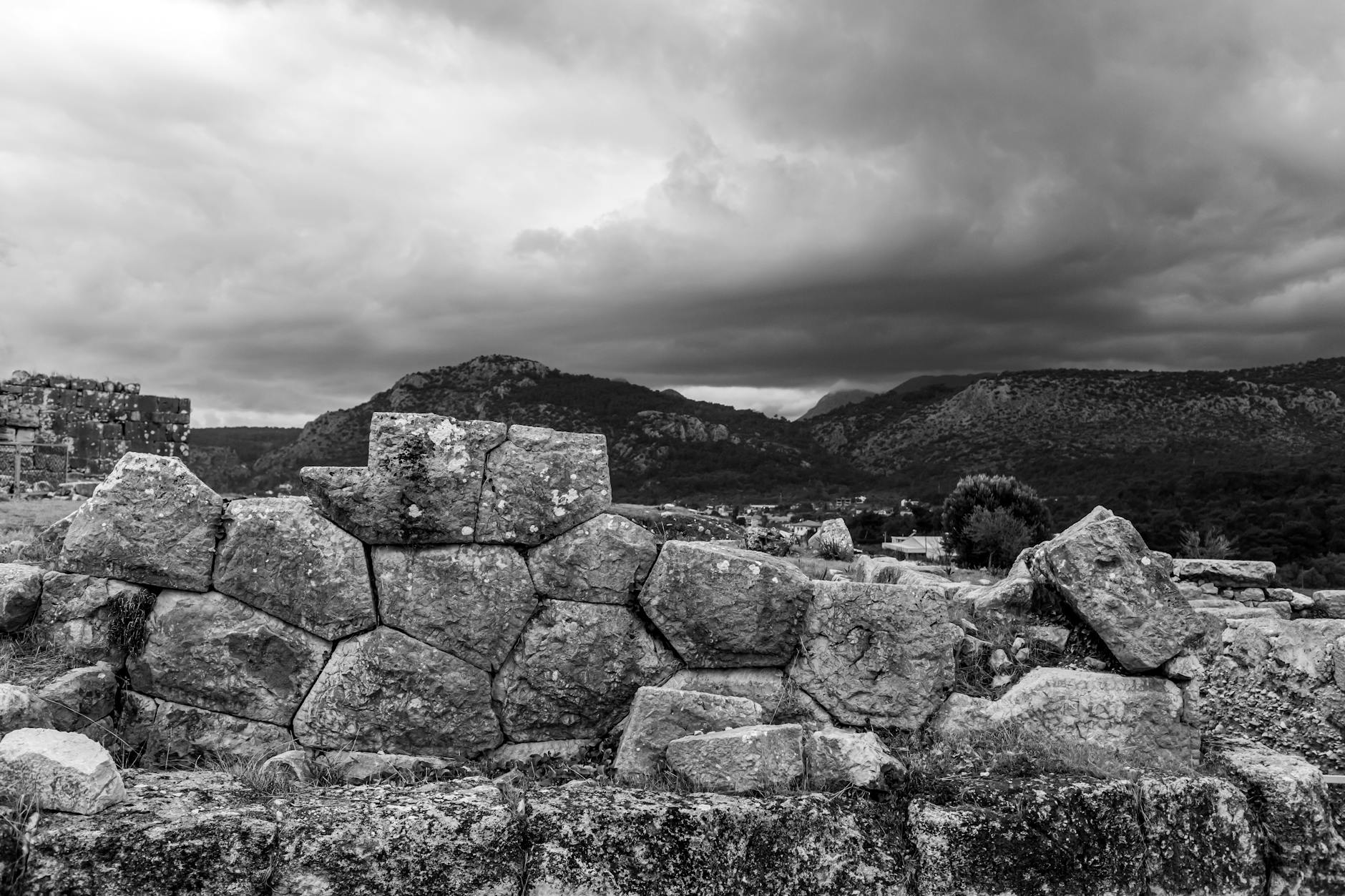 راهنمای جامع و تخصصی درباره سنگ تراورتن: ویژگی‌ها و کاربردها